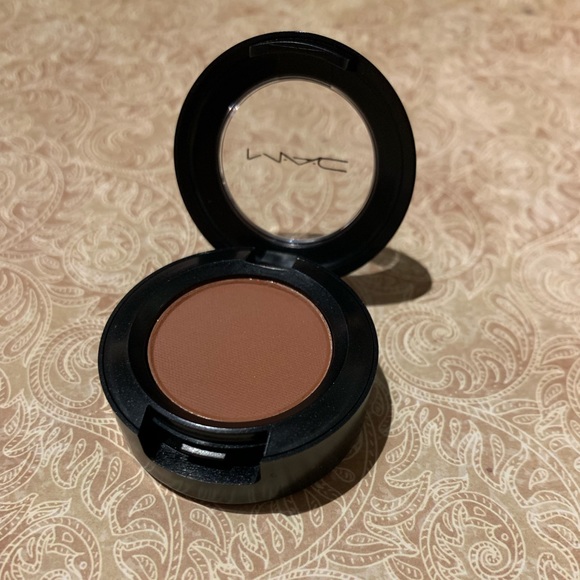 MAC matte eye shadow - Picture 1 of 1